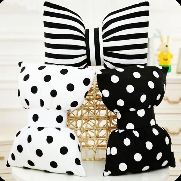 کوسن با پارچه طرح دار مدل پاپیونی